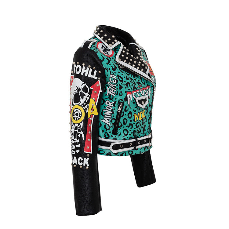 Chaqueta de cuero con estampado de graffiti punk y insignia en contraste para motociclistas