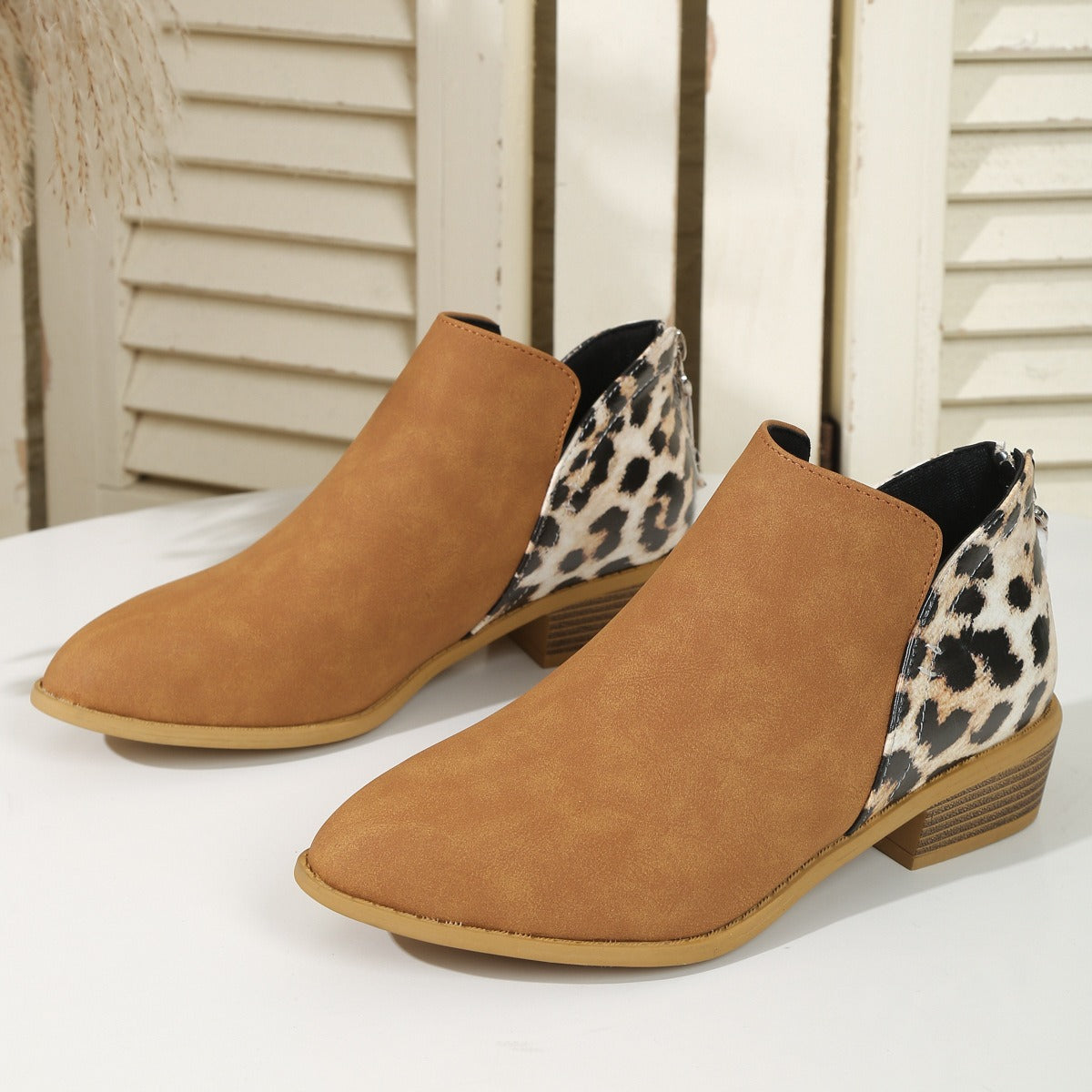 Botas con estampado de leopardo de moda Zapatos de tacón grueso puntiagudo con cremallera trasera para mujer 