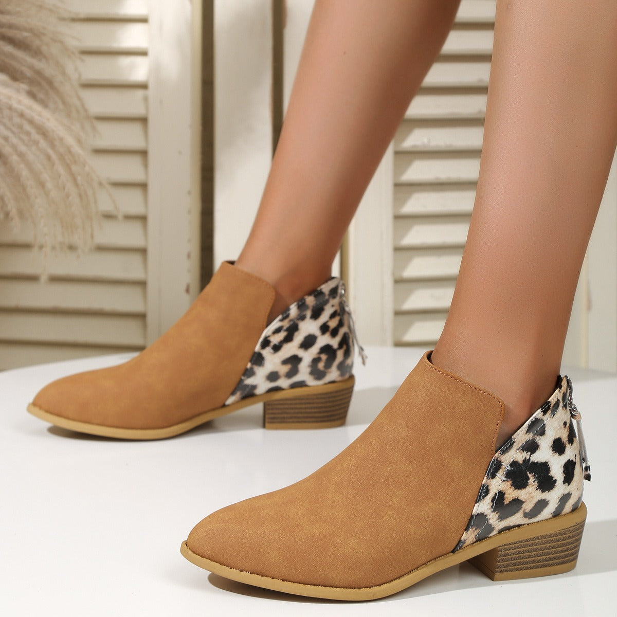 Botas con estampado de leopardo de moda Zapatos de tacón grueso puntiagudo con cremallera trasera para mujer 